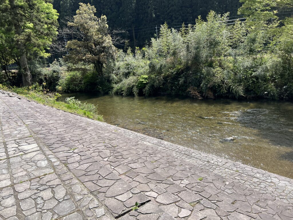 近くを流れる川